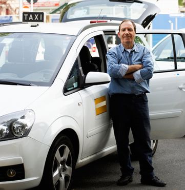Servicio de Taxis de Bargas hombre sobre carro